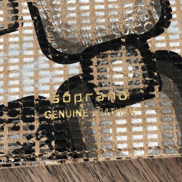 Soprano Passport Holder - Picture 3 of 5